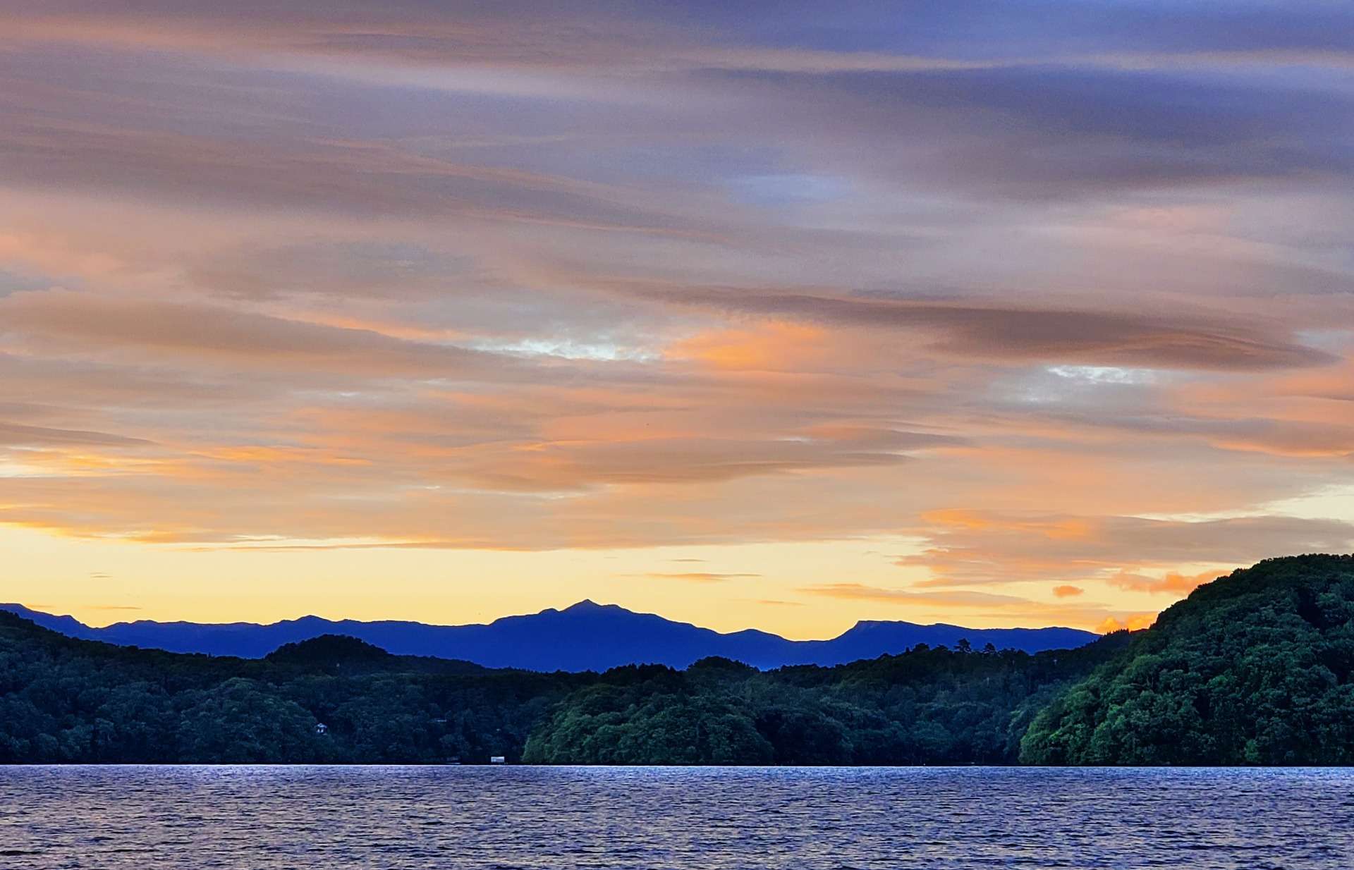 朝焼けの野尻湖